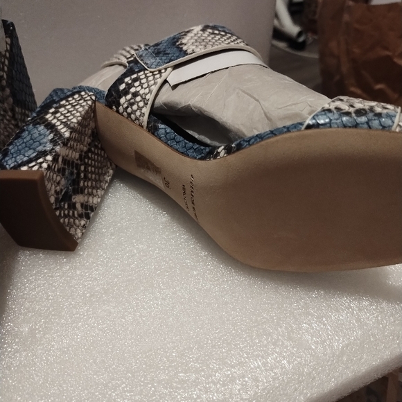 Sigerson Morrison stylish Blue and White Snake Print Women's Shoes - Picture 4 of 6